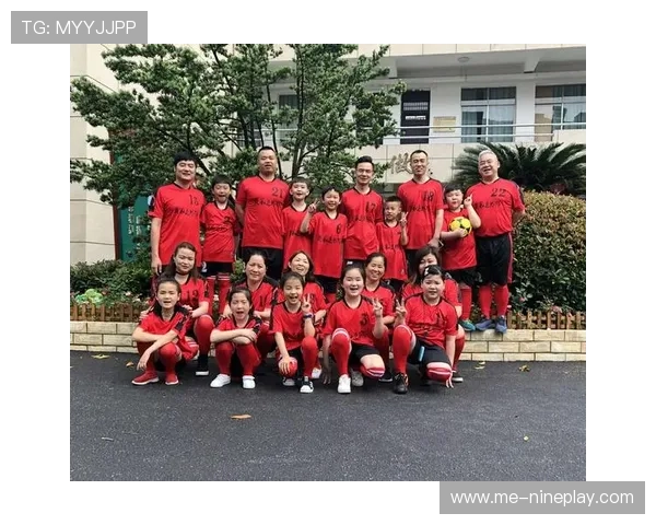 足球明星与小朋友共同参与的趣味游戏互动活动，亲子欢聚共享快乐时光